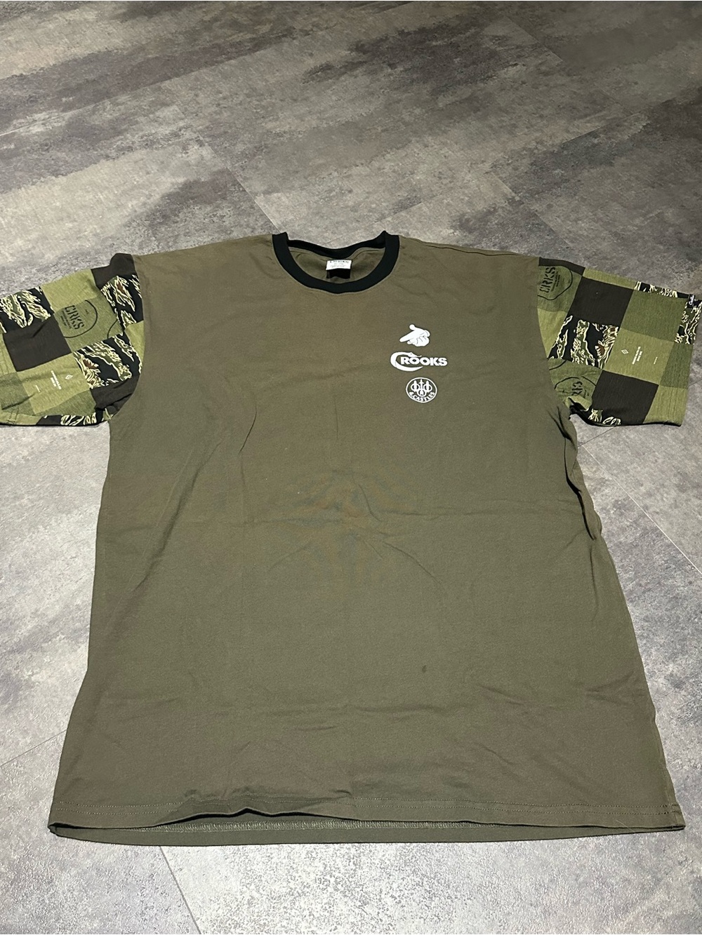 Crooks Men’s Olive Green-Cameo sleeve Graphic T-Shirt